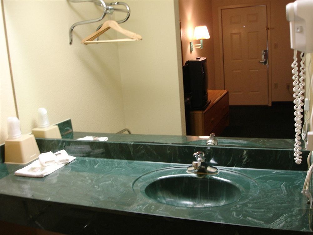 Luxury Inn Форрест-Сіті Номер фото